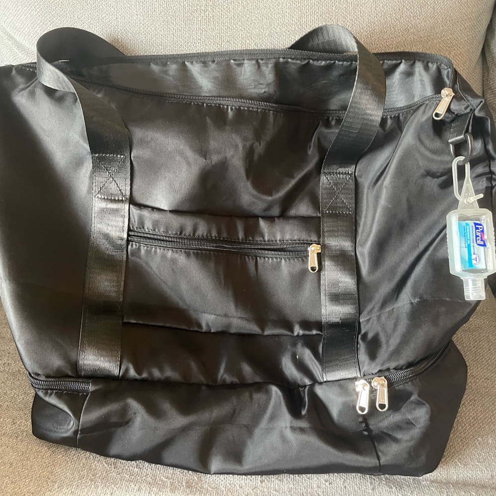 Tote duffle bag with shoe compartment